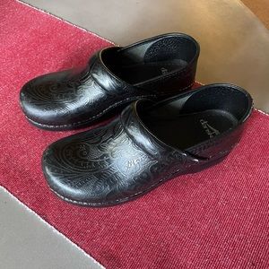 Dansko Embossed Clogs sz40